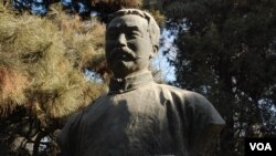 北京大学校园内李大钊之像。北大有中国共产党创始人李大钊之像，而容不下燕京大学校长司徒雷登之墓（美国之音拍摄）