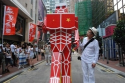 黄国才2013年参与七一大游行，他当年制作了一个概念来自日本漫画、9呎高、全身红色的"进击的共人"纸制机械人， 代表一股很强大的、具有摧毁性的力量进击香港（美国之音/汤惠芸）