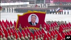 電視上北韓大閱兵的畫面。