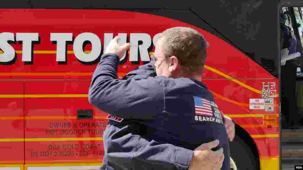 送别同僚拥抱（美国之音国符拍摄）