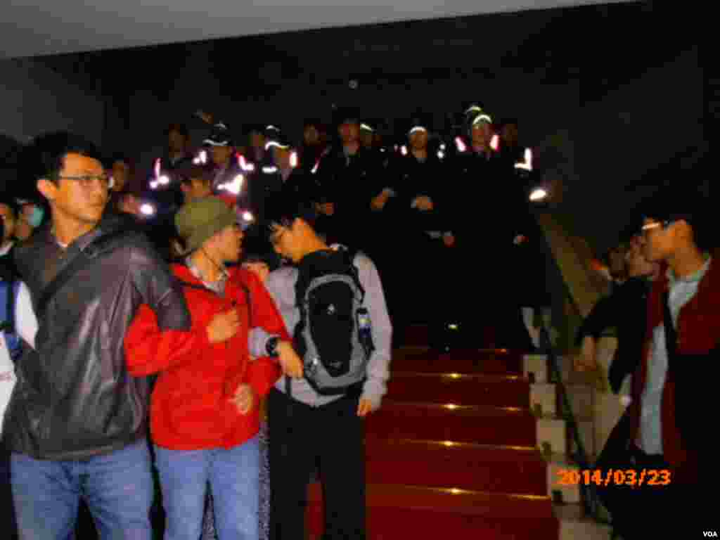 警察人牆阻止學生上二樓 (美國之音申華拍攝)