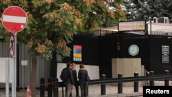 土耳其公民在美國駐安卡拉大使館簽證處前等待.(2017年10月9日)