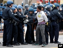 警察拘留一名男子