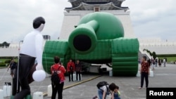 台灣民眾參觀台北自由廣場中正紀念堂前為紀念六四事件30週年擺放的一個中國軍隊的坦克氣球。（2019年5月21日） 