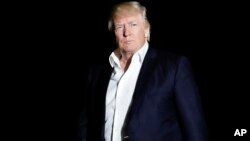 美國總統川普走在白宮南草坪上（2017年5月7日）