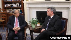 美共和黨聯邦參議員加德納2019年2月12日在辦公室會見前中國駐美大使周文重（加德納參議員官網照片)