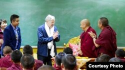 布兰斯塔德大使与在色拉寺学习的僧人交谈。(美国大使馆照片)