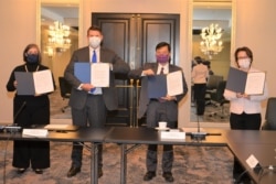 美台官員2020年11月20日在華盛頓與台北啟動首屆“美台經濟繁榮夥伴對話”中籤署備忘錄華盛頓實體會場。坐起美國在台協會藍鶯、美國副國務卿克拉奇、台灣經濟部次長陳正祺、台灣駐美代表蕭美琴。（台灣駐美代表處提供)