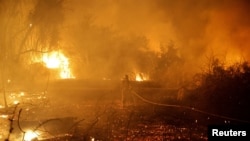 消防人員在以色列南部遭到哈馬斯激進組織攻擊的一所醫院附近滅火。（2023年10月7日）