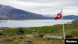 格陵蘭旗幟在格陵蘭伊加利庫定居點飄揚。 （2024年7月5日）