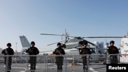 從青島港出發的中國海軍“西寧號”導彈驅逐艦。（2019年8月29日）