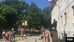 遊人與哈佛大學的約翰哈佛銅像合影。