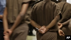 资料图片－纽约东河雷克岛监狱里的囚犯们。重罪犯投票权问题在总统大选中被严重政治化。