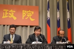 陆委会副主委张显耀（中间者）(美国之音 申华拍摄)