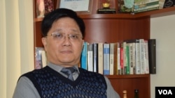 香港經濟學者、冠域商業及經濟研究中心主任關焯照。(美國之音湯惠芸)