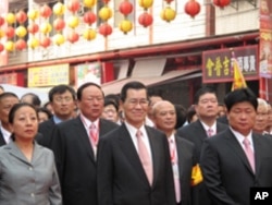 台湾副总统萧万长(中)和大甲镇澜宫董事长颜清标(右)参与祝寿大典