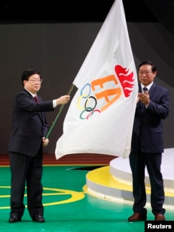 天津市长黄兴国在香港东亚运动会的闭幕式上挥舞东亚运动会会旗，下届东亚运动会在天津举行（2009年12月13日）