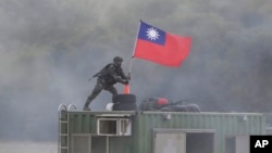 一名台灣士兵在新竹軍演中手持一面台灣旗幟。 （2025年1月7日）