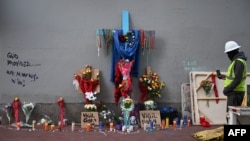 大衆在新奧爾良波旁街附近放置鮮花和蠟燭悼念汽車襲擊事件受害者。 (2024年1月3日)