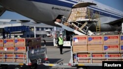 希臘雅典國際機場的工人從國航飛機上卸下裝有中國政府捐贈的抗疫醫療用品。 （2020年3月21日）