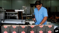 資料照片： 古巴哈瓦那的哈瓦那俱樂部朗姆酒公司一工人在檢查生產情況。