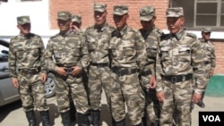 在烏蘭巴托街頭的蒙古軍人