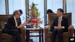 中国副总理汪洋与美国贸易代表弗罗曼在北京交谈。（2016年6月6日）