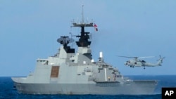 台湾海军一艘拉法叶级巡防舰在高雄附近海域演习。（2013年5月16日）