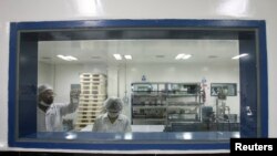 印度海德拉巴德一家制药厂2012年3月13日正在生产一种德国药厂解禁的药品。