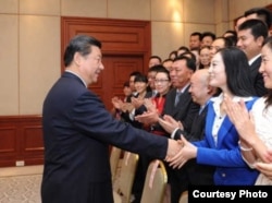 张慧君和习近平握手的照片