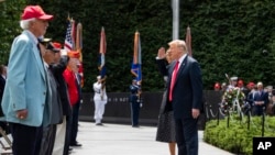 美國總統特朗普6月25日在韓戰老兵紀念碑獻花圈。