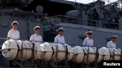 俄罗斯水兵站在停靠在菲律宾马尼拉都会南港的俄瓦良格号导弹巡洋舰上。（2019年1月6日）