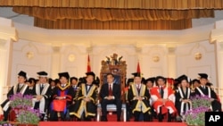 港大給予李克強(中)特殊禮遇引發爭議