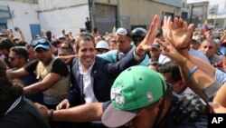 自行宣布为委内瑞拉总统的瓜伊多2019年4月30日在加拉加斯与支持者见面。