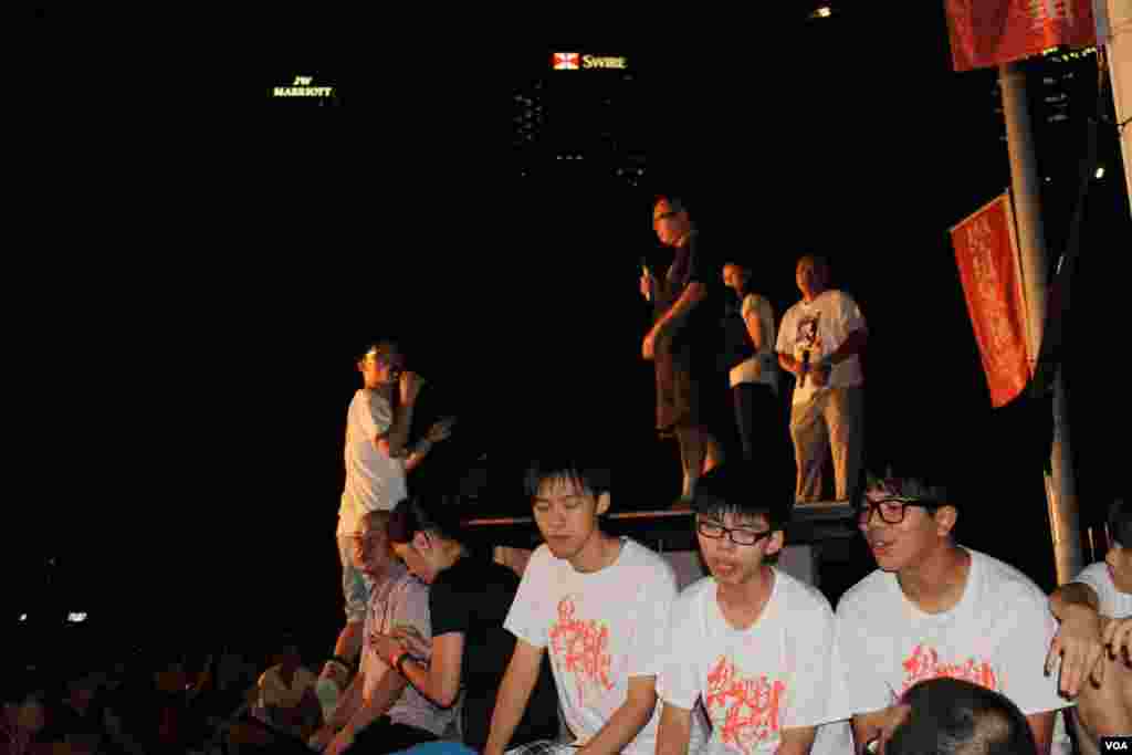 学民思潮在特区政府总部外举行全民共议政改集会(美国之音海彦拍摄)