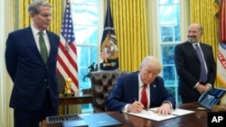 在白宮橢圓形辦公室，特朗普總統在財政部長貝森特和被提名為商務部長的盧特尼克的陪同下，簽署一項行政命令。 (2025年2月3日)