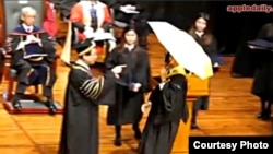 浸會畢業生11月15日攜黃傘領取證書遭校長拒絕(蘋果日報視頻截圖)