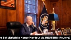 美國總統拜登在他位於特拉華州威爾明頓的家中與俄羅斯總統普京通電話。 (2021年12月30日)