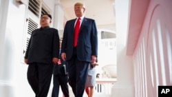 美國總統特朗普和北韓領導人金正恩去年在新加坡舉行美朝峰會期間並肩前行