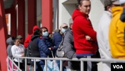 資料照片：美國內華達州拉斯維加斯市的失業工人正在排隊等候領取失業救濟（2020年3月17號）