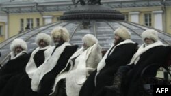 На Манежной площади в Москве группа старейшин из Кабардино-Балкарии устроила акцию протеста против насилия и нарушения прав человека в этой северокавказской республике. Архив: ноябрь 2010г.