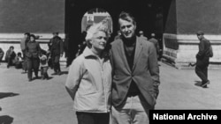 1975年美国驻北京联络处主任乔治·布什（老布什）和夫人在北京天安门前。（资料照片）