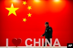 北京舉行的中國國際信息通信展會上的一名保安在執勤。（2019年10月31日）