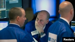 2015年1月27日，纽约股票交易所的交易员们在暴风雪中迎来了新的一天。