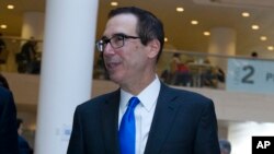 美国财政部长姆努钦4月20日在华盛顿出席国际货币基金组织和世界银行春季会议的记者会