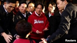 台灣總統賴清德在法鼓山佛教世界園區參與除夕撞鐘祈福儀式。（路透社照片）