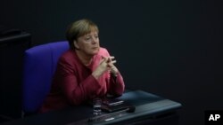 德國總理默克爾在德國議會聽取有關她的預算政策的辯論。(2020年9月30日)