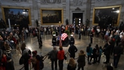 前總統卡特靈柩在國會大廈接受民眾瞻仰