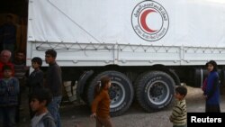 叙利亚红新月会的车辆2017年11月底进入大马士革郊区东古塔