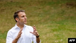 法國總統馬克龍訪問巴布亞新幾內亞首都莫里斯比港的瓦里拉塔國家公園森林。 2023年7月28日。